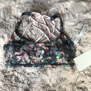 NWT Flowery Free to Be